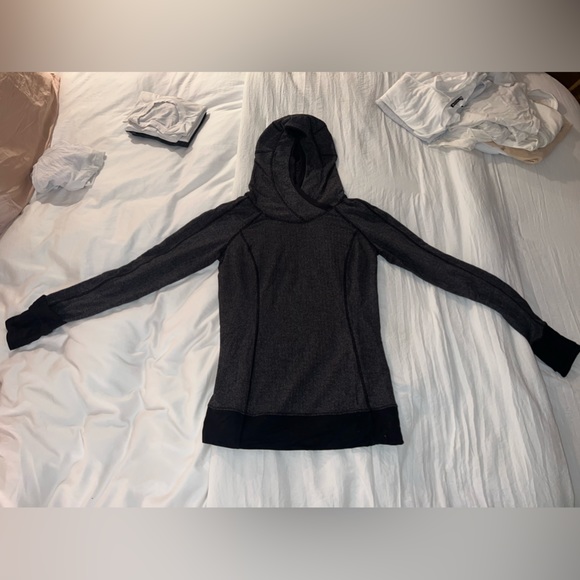 LuluLemonWork Out Long-sleeve - size 4, lightly worn! - Picture 2 of 4